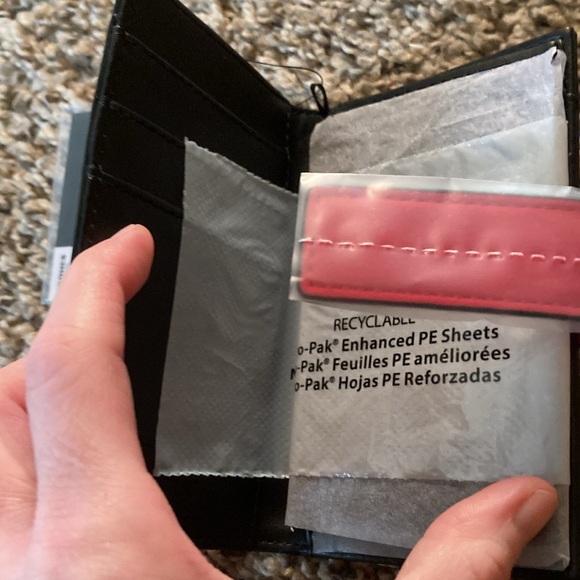 Simply Vera Wang Beautiful Red crossbody and matching wallet NWT - Picture 6 of 16